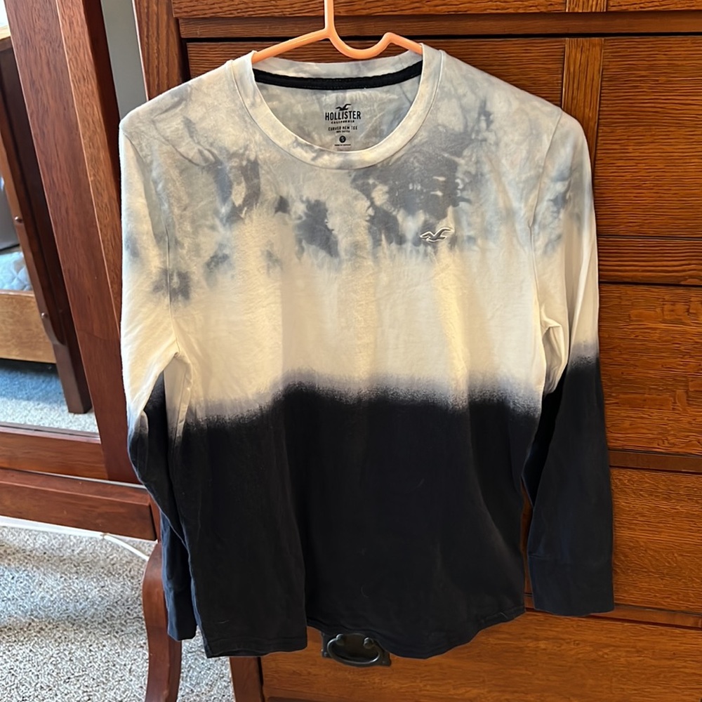 Men’s Size S Hollister curved hem long sleeve tee